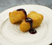 Жареный сыр камамбер с ягодным соусом