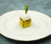 Канапе с запеченным ананасом и моцареллой