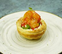 Тарталетка с королевской креветкой в соусе блю чиз