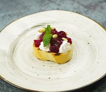 Тапас со свеклой и козьим сыром