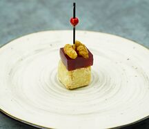 Канапе с тофу, ягодным мармеладом и орехами