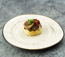 Тапас с ростбифом и вителло тоннато