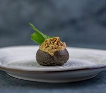 Черные профитроли с куриным паштетом