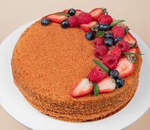 Медовик с ягодой по краю