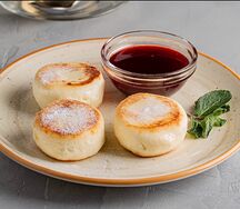 Сырники из деревенского творога со сметаной