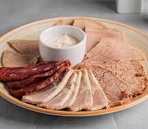 Плато с мясными деликатесами