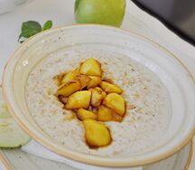 Каша овсяная с карамелизированным яблоком