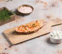 Брускетта с лососем