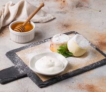 Сырники со сметаной и медом