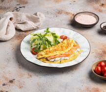 Омлет с лососем и мягким сыром