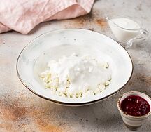 Зернистый творог с йогуртом и джемом