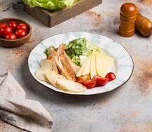 Салат Цезарь с курицей