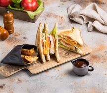 Сэндвич с куриной грудкой, беконом и яйцом