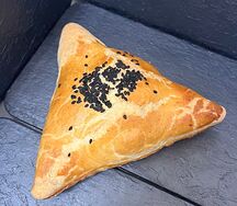 Слоёный пирожок с мясом