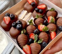 Чизкейки и клубника в шоколаде Berry day