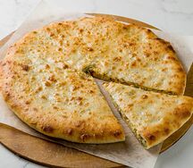Пирог с капустой, зеленым луком и рубленым яйцом