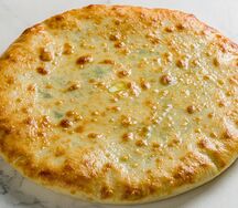 Пирог с сыром и листьями чеснока 