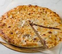 Пирог с индейкой, сыром и помидорами