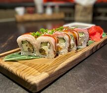 Ролл с мидиями и беконом