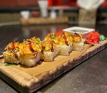 Запеченный ролл с крабом и угрем