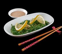 Салат Чука с водорослями и соусом