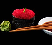 Гункан с красной икрой тобико