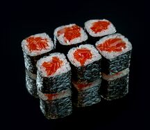 Маки с лососем