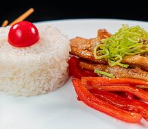 Куриное филе с овощами в соусе Терияки и рисом