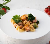 Паста Феттучини с лососем и брокколи