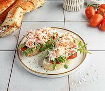 Брускетта с крабом и трюфельным маслом