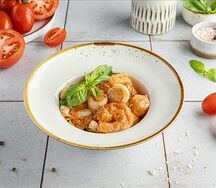 Паста с кальмаром, креветками и гребешком