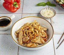 Удон с курицей и овощами