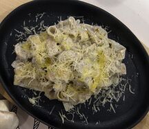 Феттуччине с курицей, трюфельной пастой и грибами