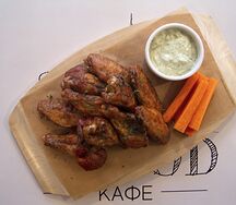 Куриные крылья BBQ с соусом ранч