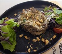 Язык, запеченный с грибами и грецкими орехами
