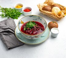 Борщ с говядиной и домашней сметаной