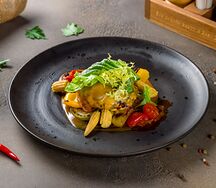Котлета из оленины с осенними овощами и соусом бир найл