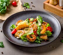 Салат с жареными персиками и креветками