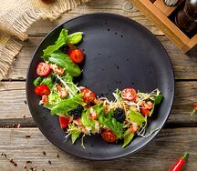 Зелёный салат с раковым шейками