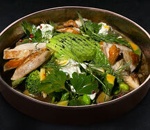 Зеленый салат со страчателлой и куриной грудкой
