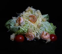 Салат Цезарь с креветками