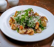Салат из рукколы с тигровыми креветками