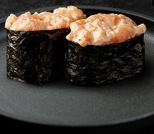 Гункан с лососем