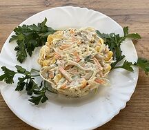 Салат с куриной грудкой и кукурузой