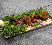 Куриные крылья на углях и свежая зелень