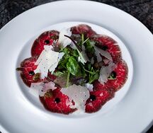 Карпаччо из говядины с рукколой, пармезаном и трюфельным маслом 