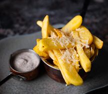 Картофель фри с пармезаном и трюфельным соусом