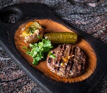 Бифштекс с чеддером и запеченным картофелем