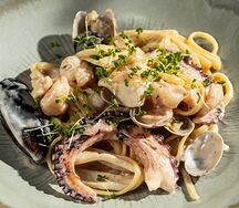 Спагетти с морепродуктами в сливочном соусе