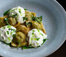 Равиоли с рваной говядиной и муссом из сыра скаморца